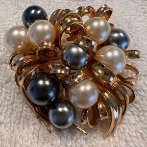 1968 vintage Grosse Pearl broach